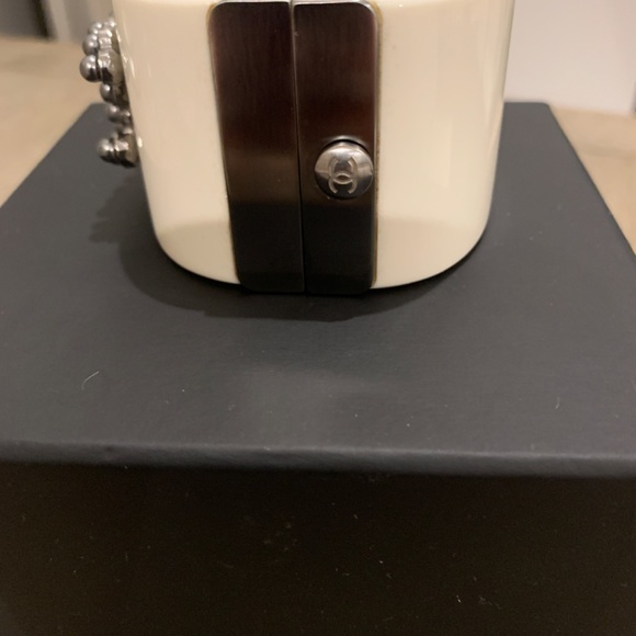 Chanel cuff in ivory  color with grey pearls (CC logo) - Picture 9 of 15